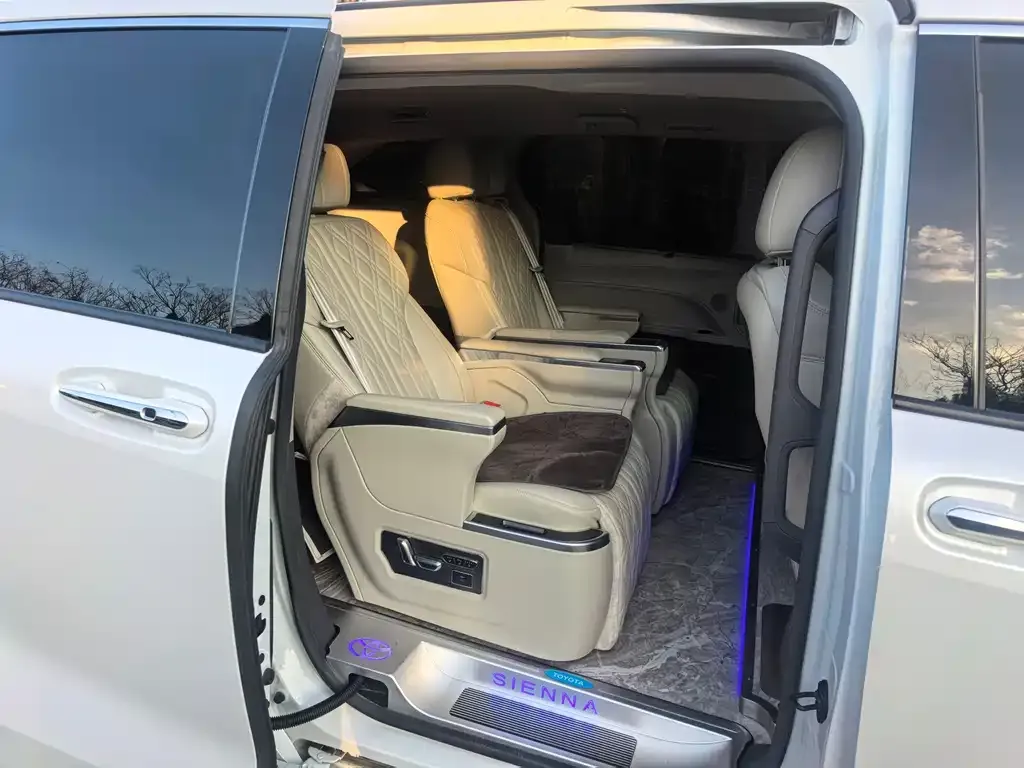 Toyota Sienna — фото 2