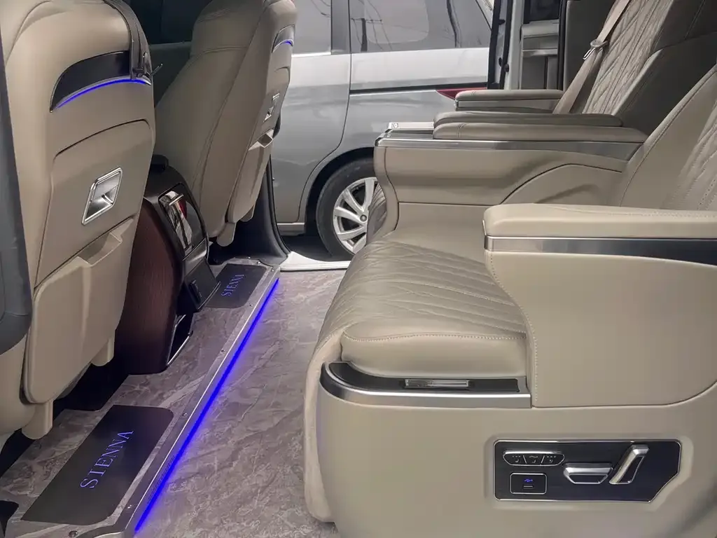Toyota Sienna — фото 9