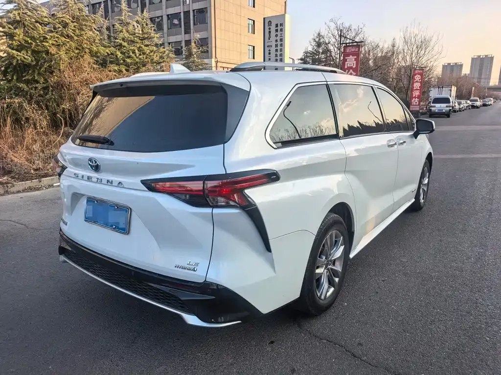 Toyota Sienna — фото 10