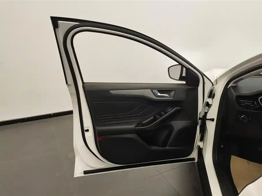 Ford Focus 2022 из CN, фото 6