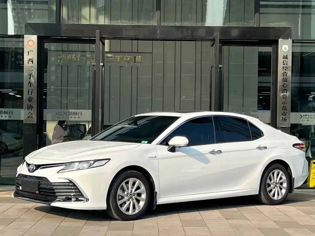 Toyota Camry — фото 1
