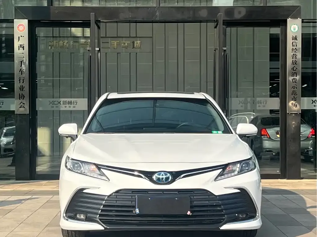 Toyota Camry — фото 2