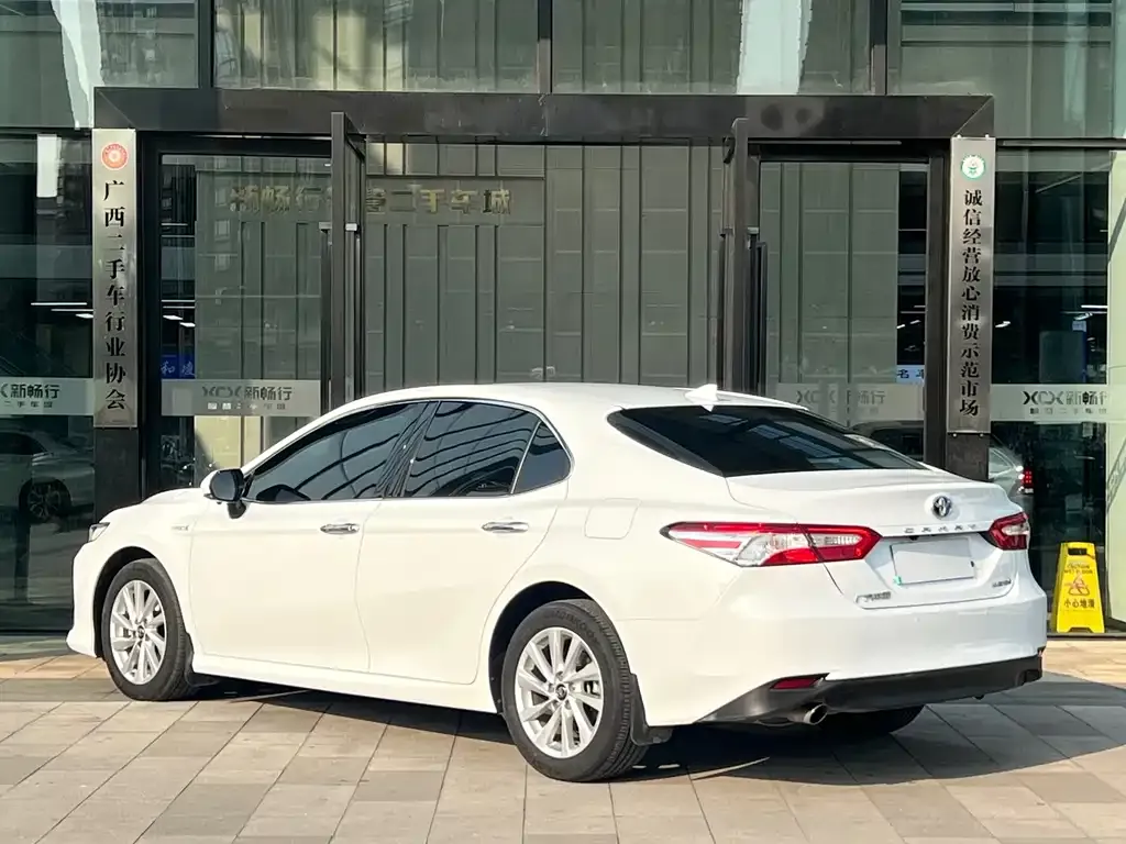 Toyota Camry — фото 9