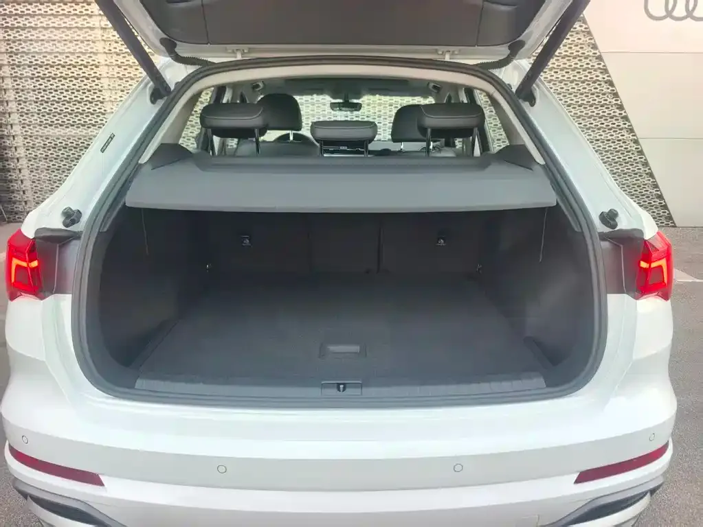 Audi Q3 2023 из CN, фото 2