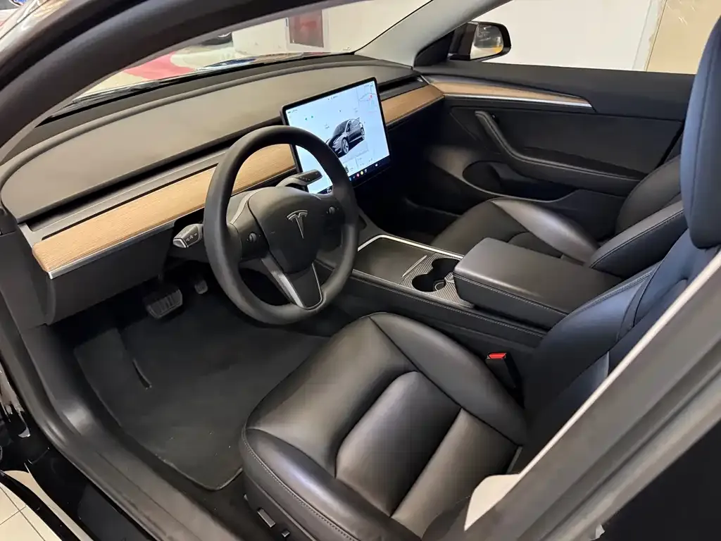 Tesla Model 3 — фото 10
