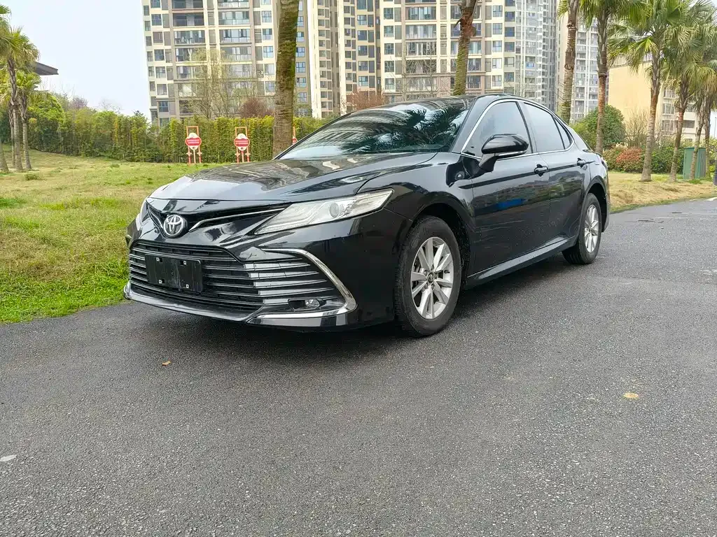 Toyota Camry — фото 1