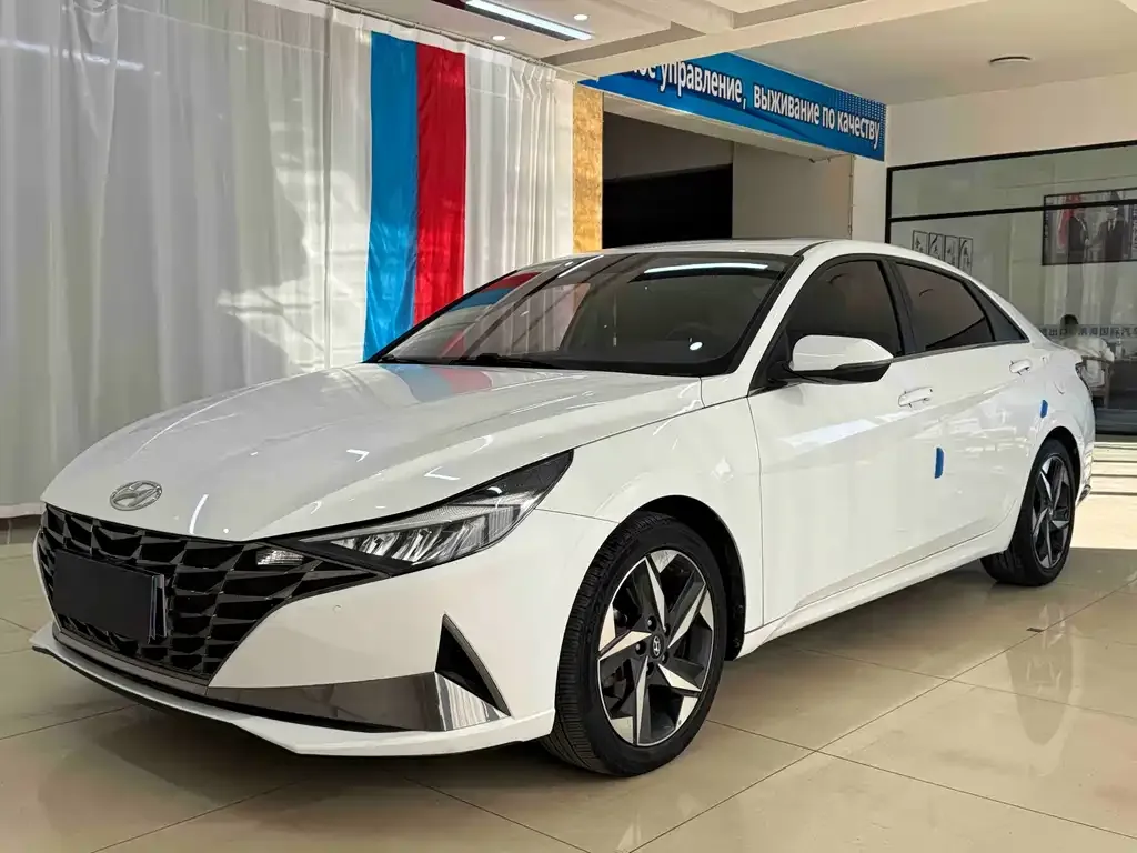 Hyundai Elantra — фото 1