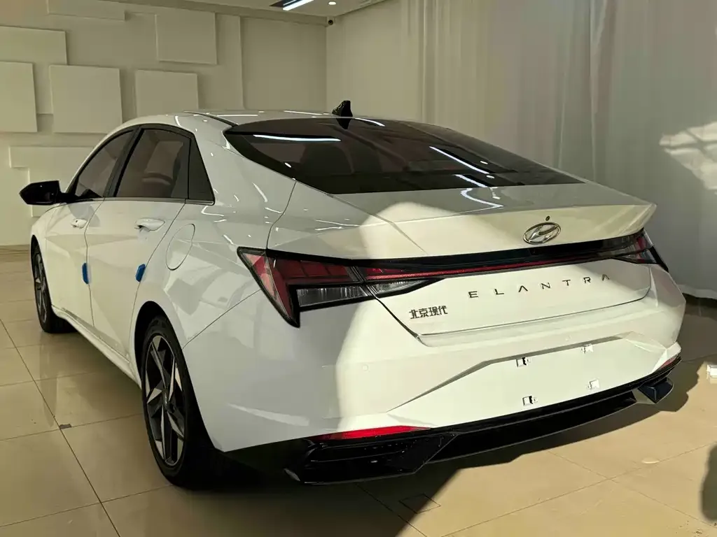 Hyundai Elantra — фото 3