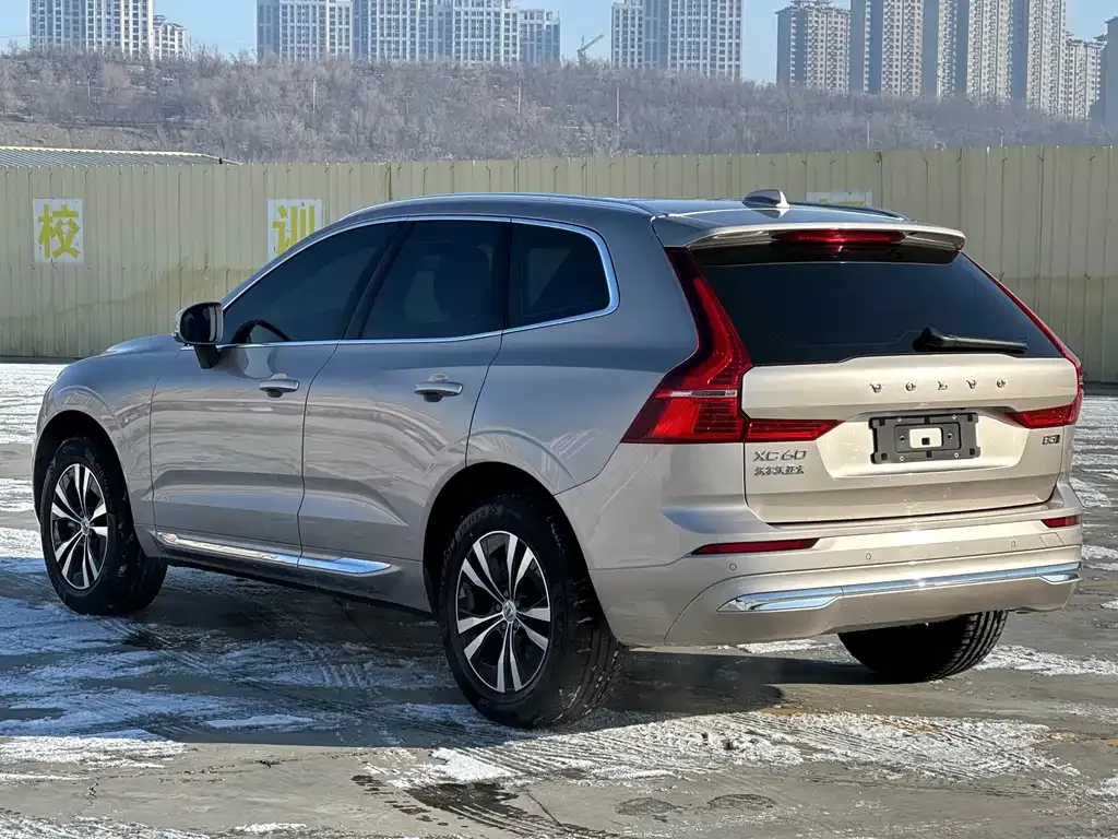 Volvo XC60 — фото 9
