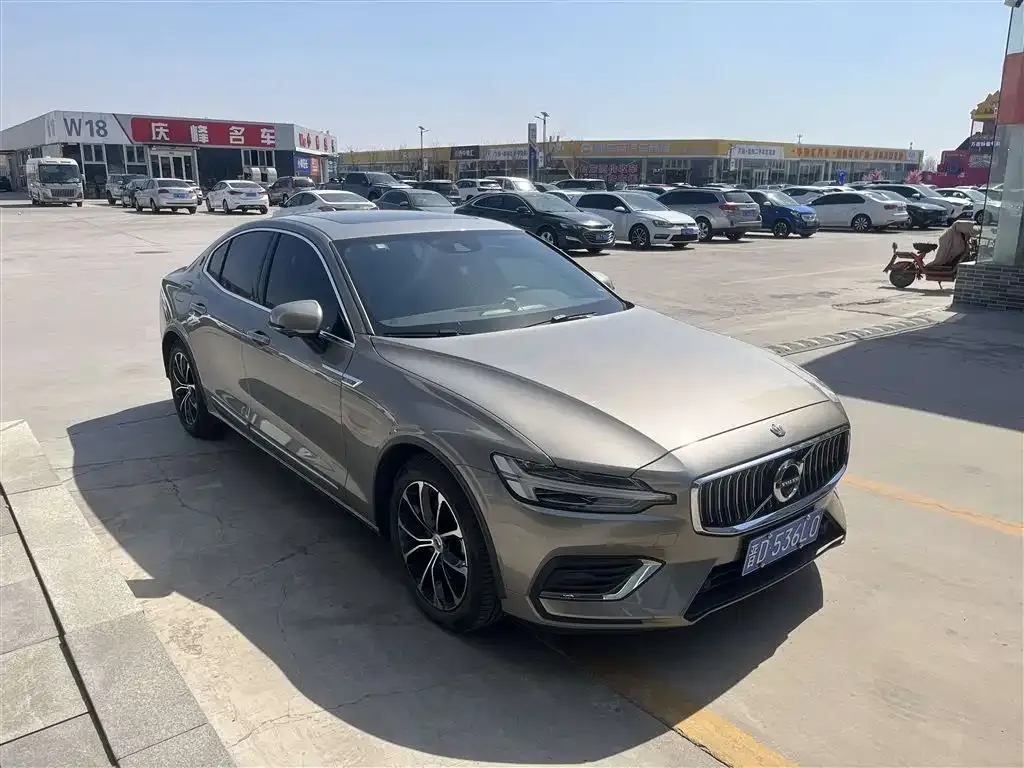Volvo S60 — фото 1