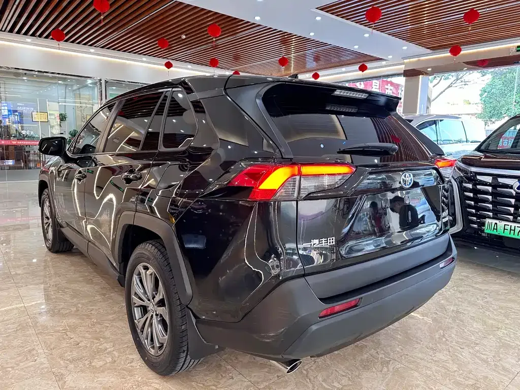 Toyota RAV4 — фото 7