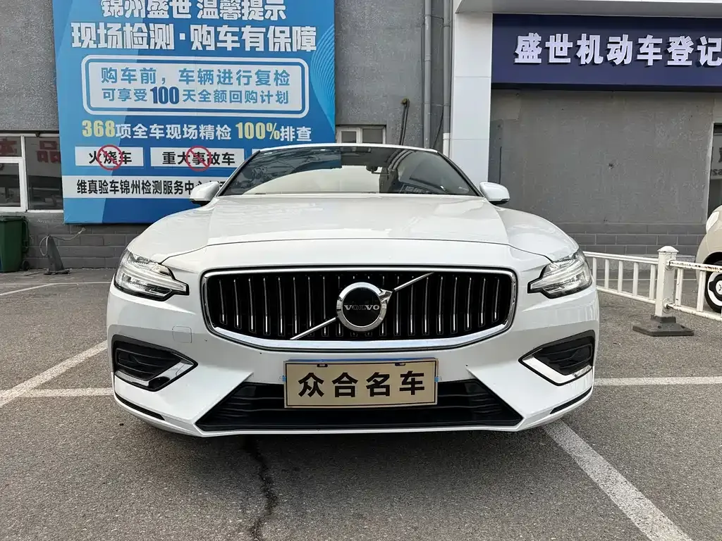 Volvo S60 — фото 1