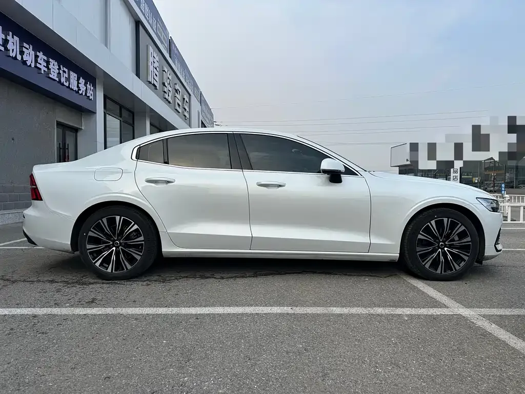Volvo S60 — фото 10