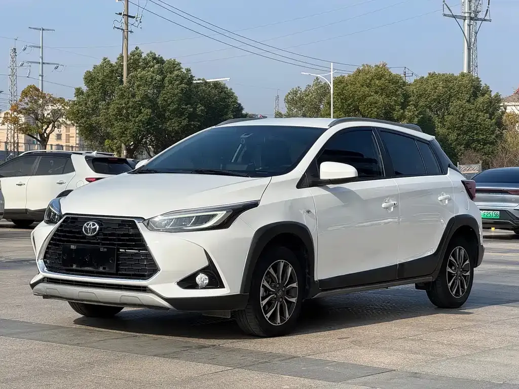 Toyota Yaris L — фото 1