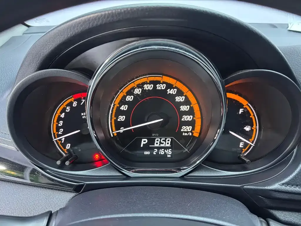 Toyota Yaris L — фото 3