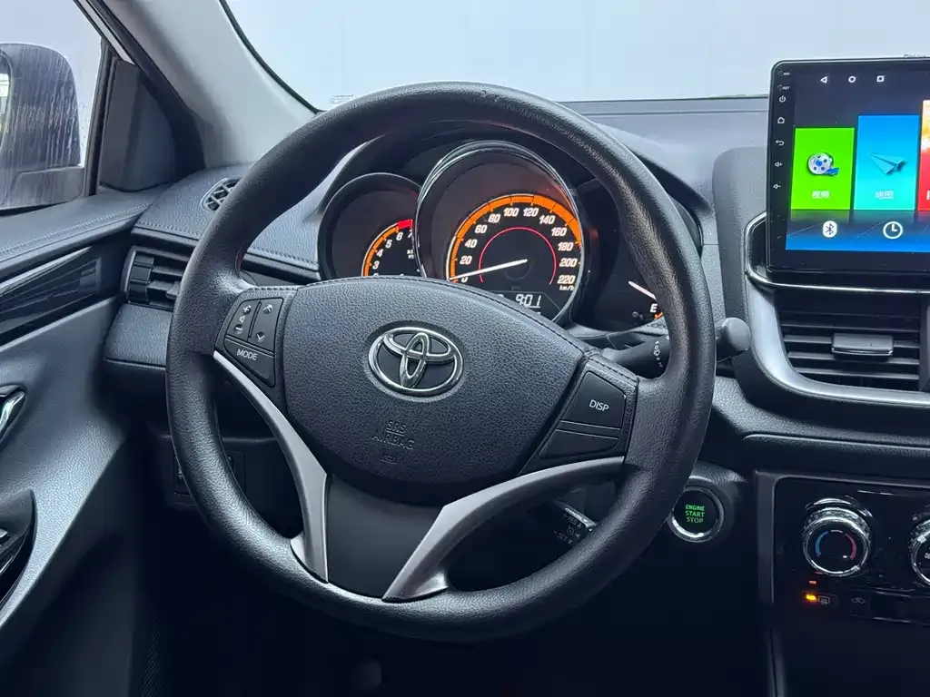 Toyota Yaris L — фото 4