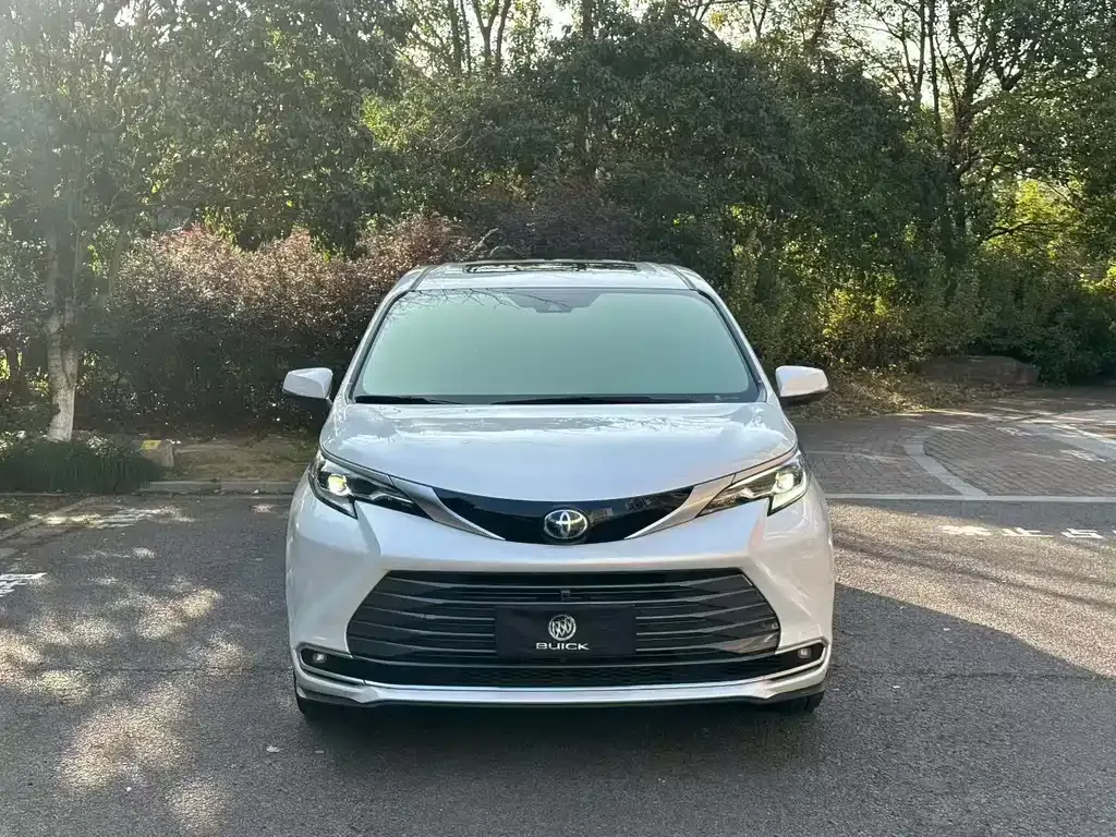 Toyota Sienna — фото 5