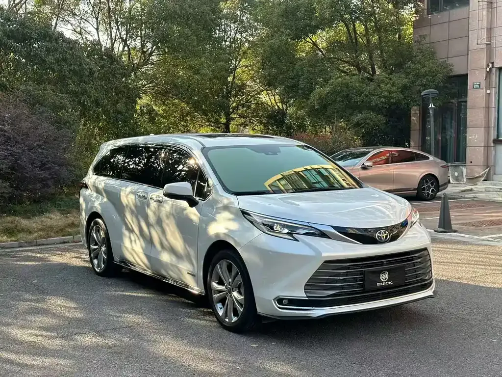 Toyota Sienna — фото 7