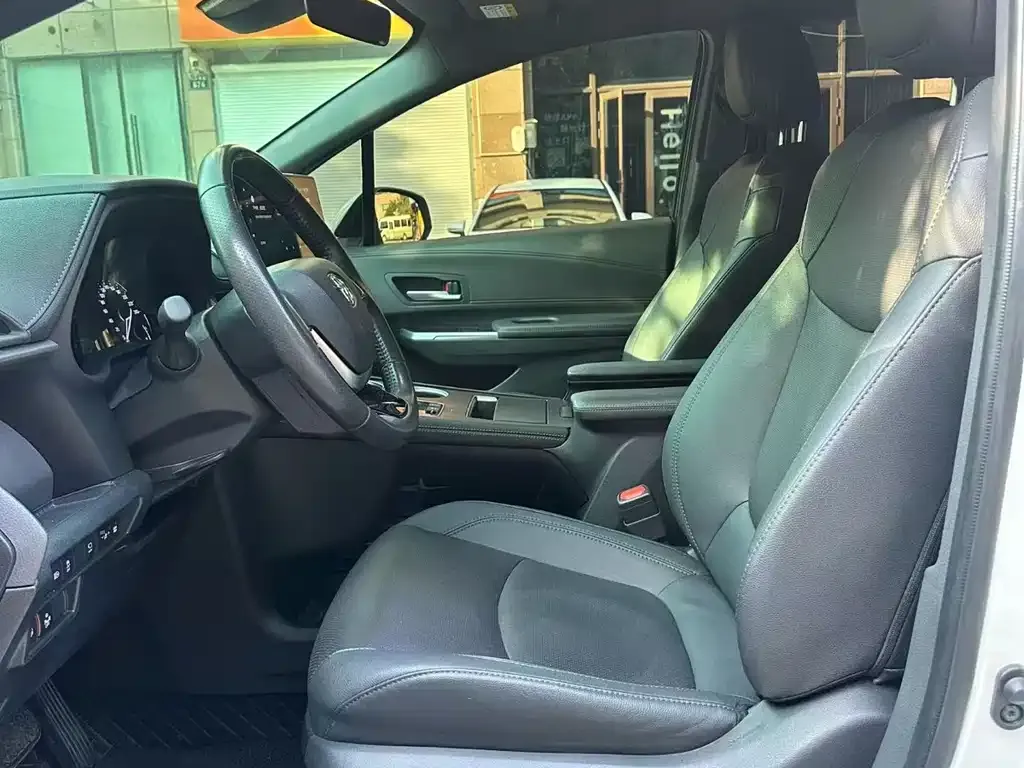Toyota Sienna — фото 4