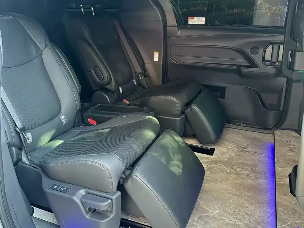 Toyota Sienna — фото 3