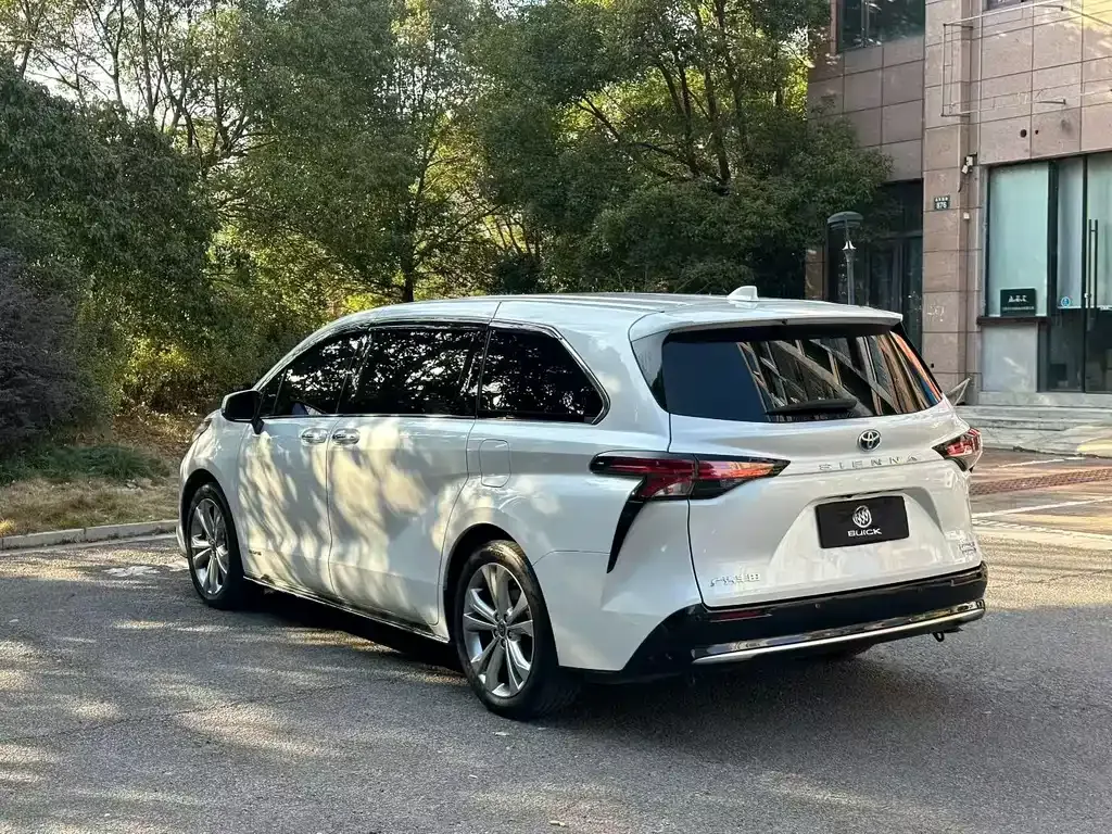 Toyota Sienna — фото 8
