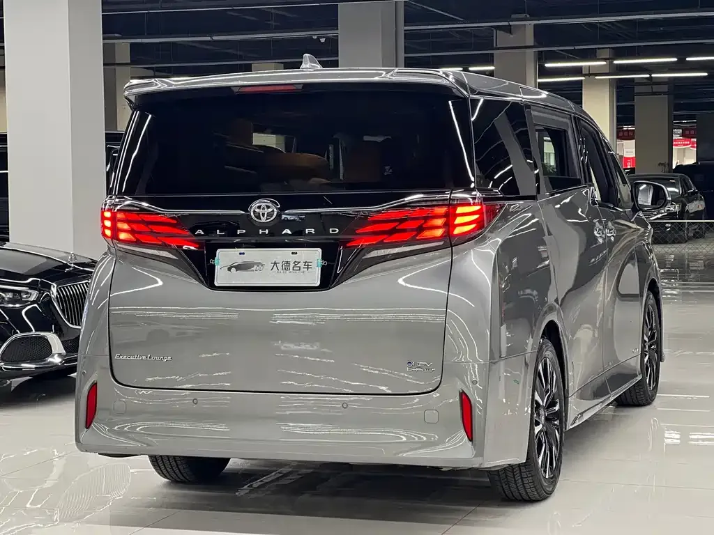 Toyota Alphard — фото 8