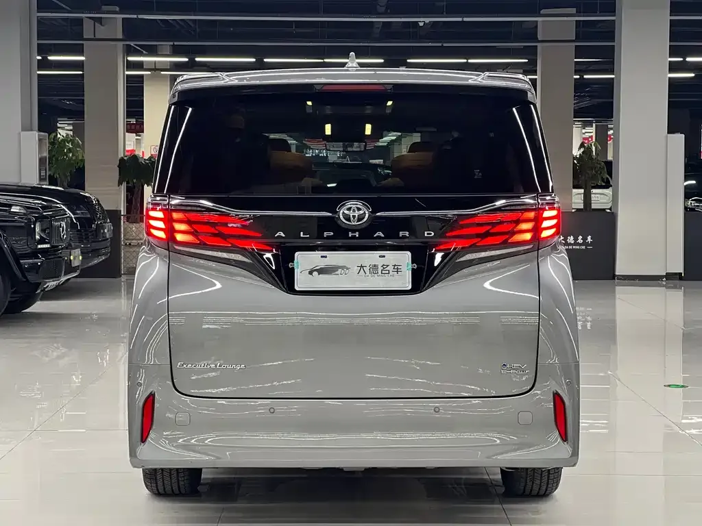 Toyota Alphard — фото 6