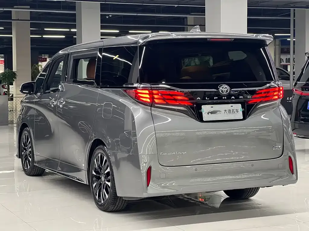 Toyota Alphard — фото 5