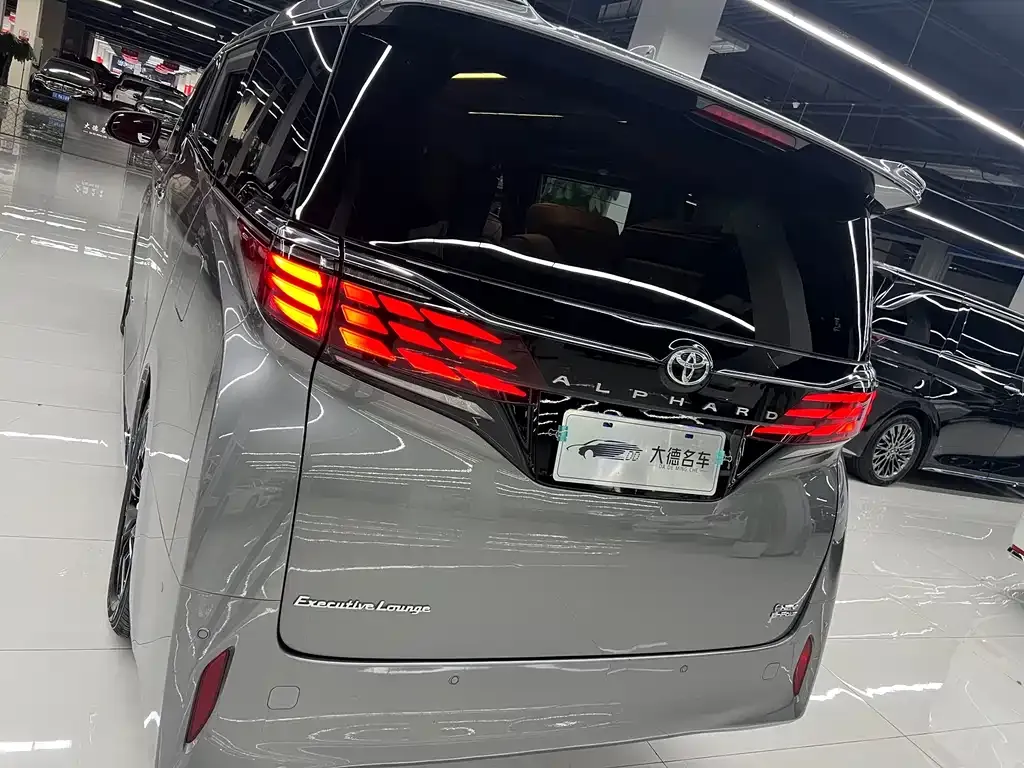 Toyota Alphard — фото 9