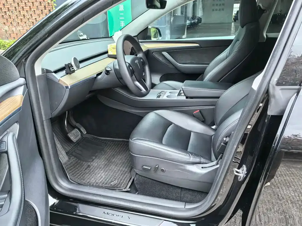 Tesla Model Y — фото 2