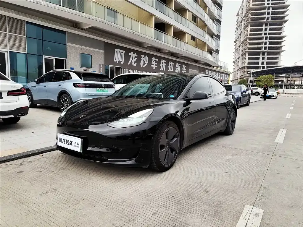 Tesla Model 3 — фото 1