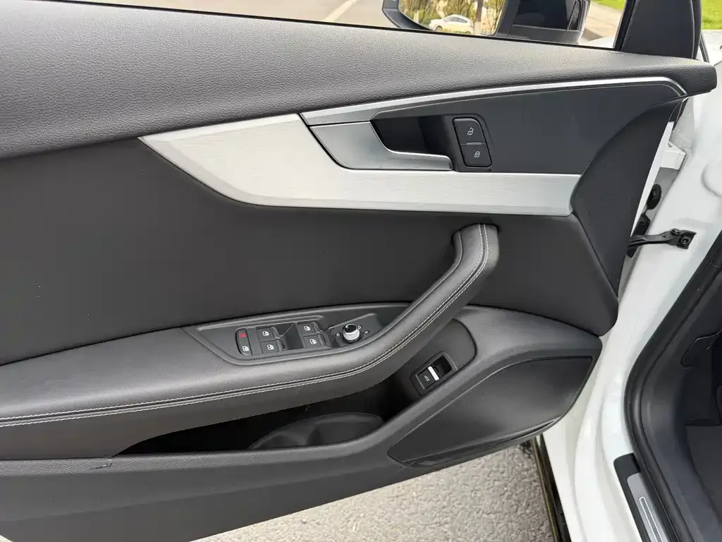 Audi A4L 2023 из CN, фото 4