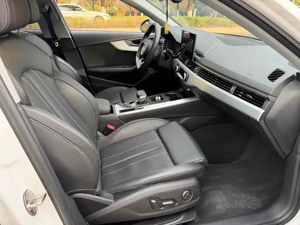 Audi A4L 2023 из CN, фото 6