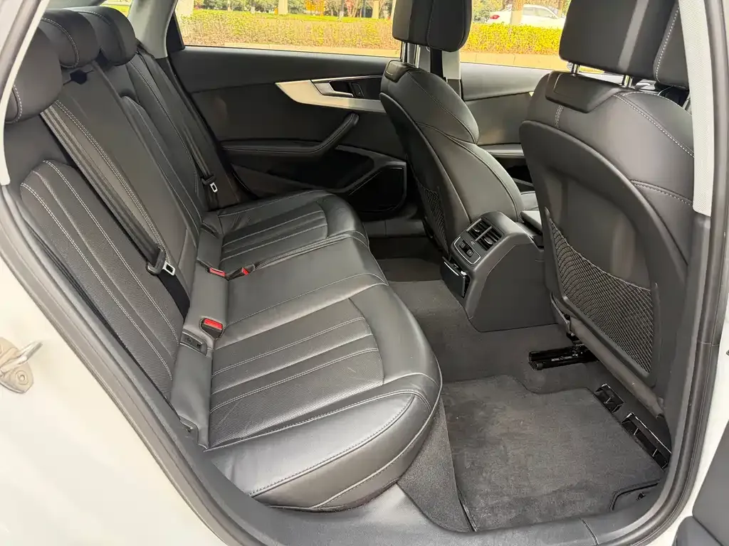 Audi A4L 2023 из CN, фото 2