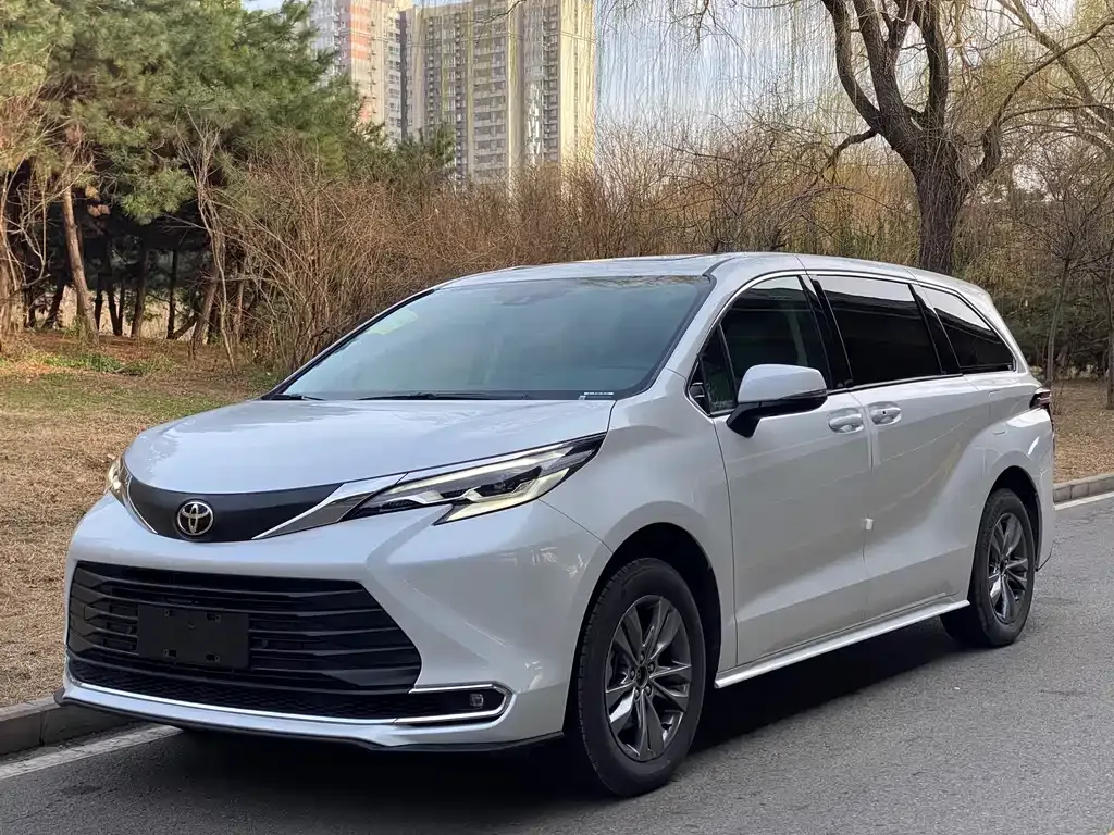 Toyota Sienna — фото 1