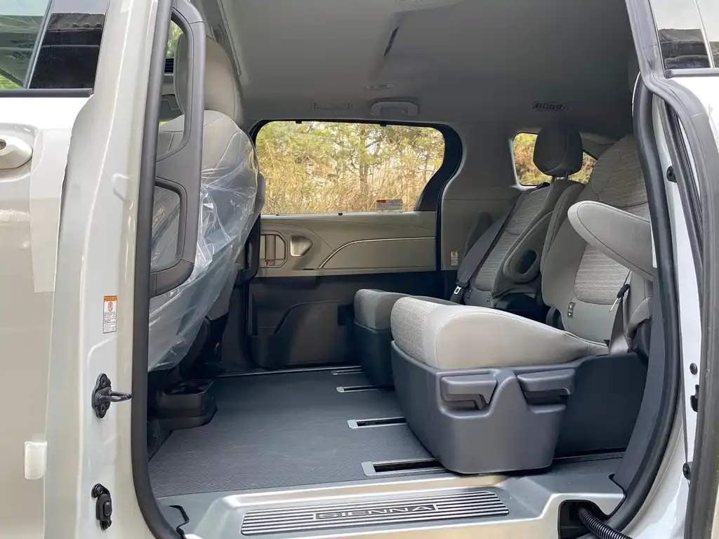 Toyota Sienna — фото 3