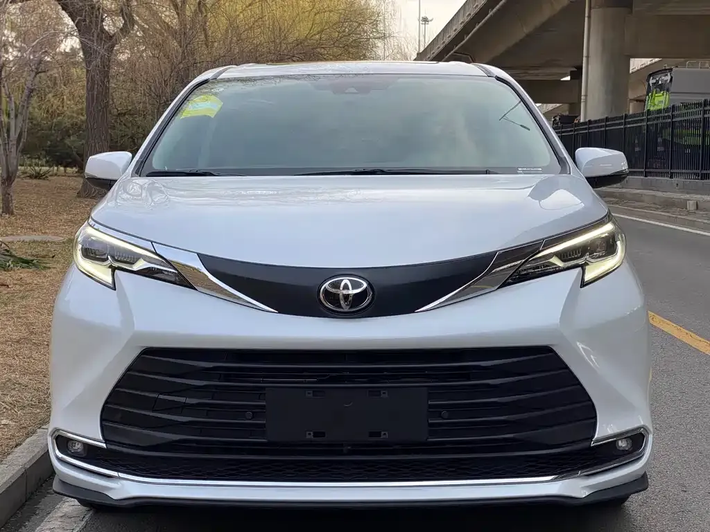 Toyota Sienna — фото 10