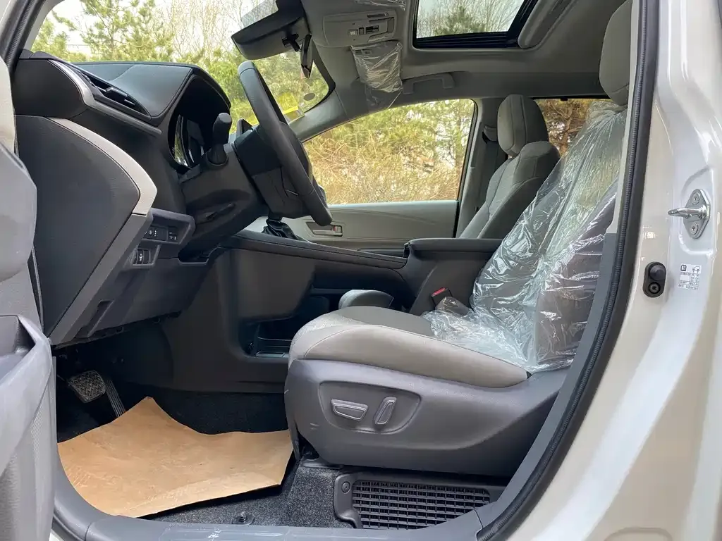Toyota Sienna — фото 9