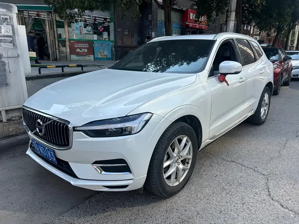 Volvo XC60 — фото 1