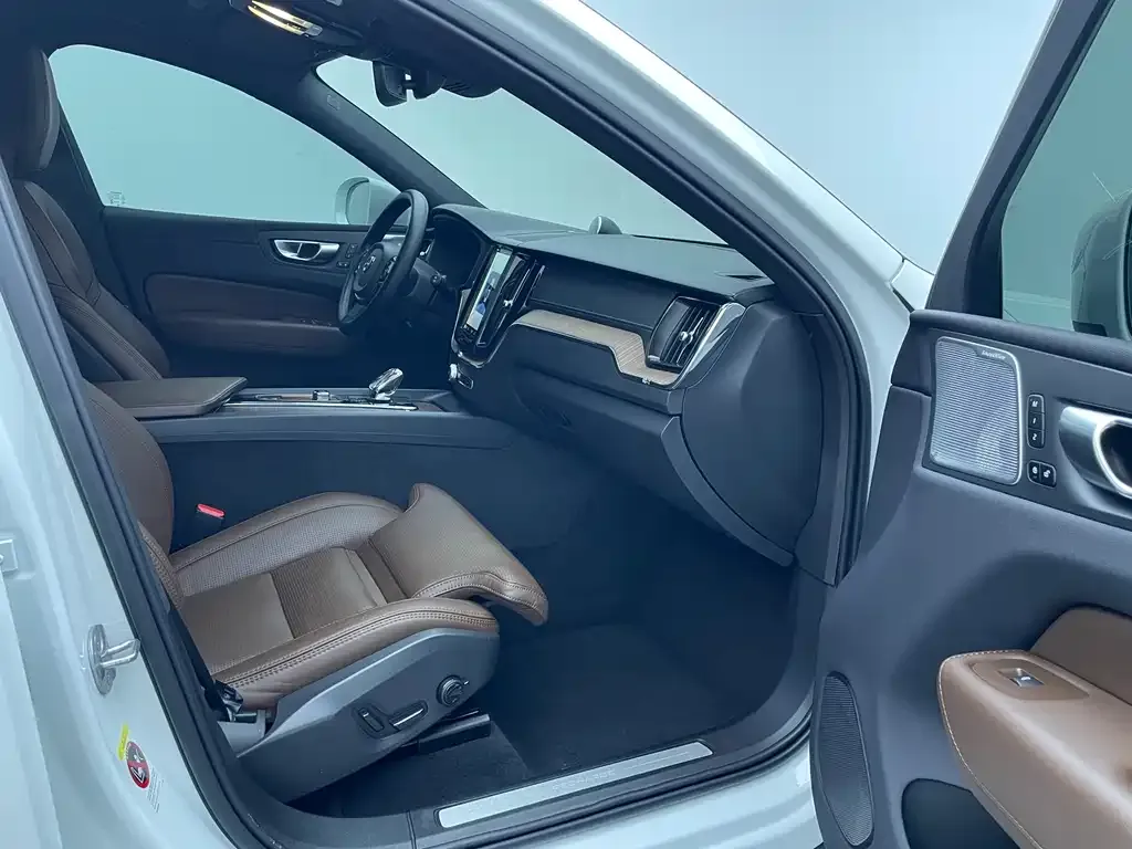 Volvo XC60 PHEV 2023 из CN, фото 6