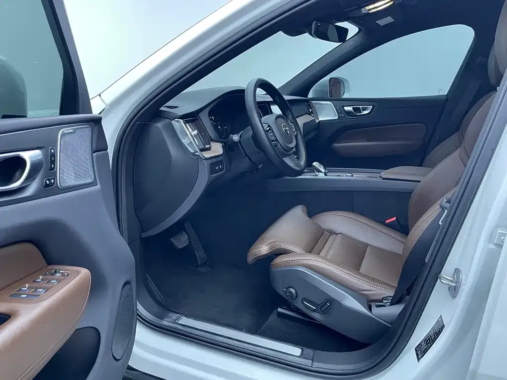Volvo XC60 PHEV 2023 из CN, фото 9