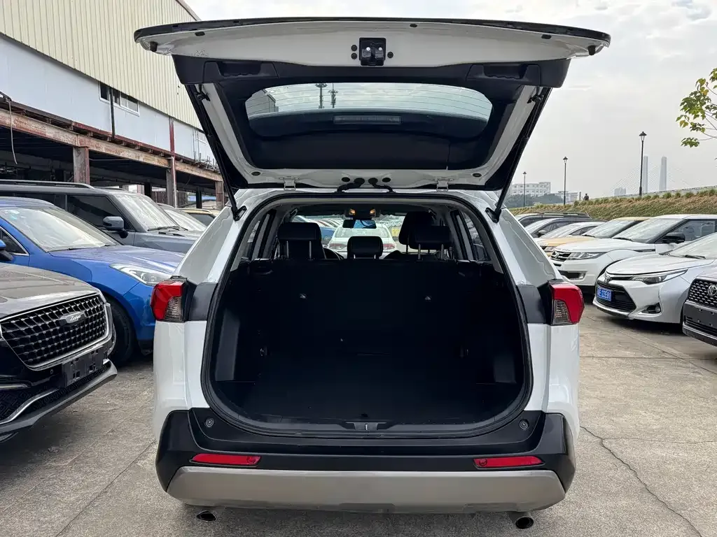 Toyota RAV4 2023 из CN, фото 7