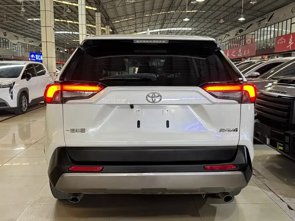 Toyota RAV4 2023 из CN, фото 4