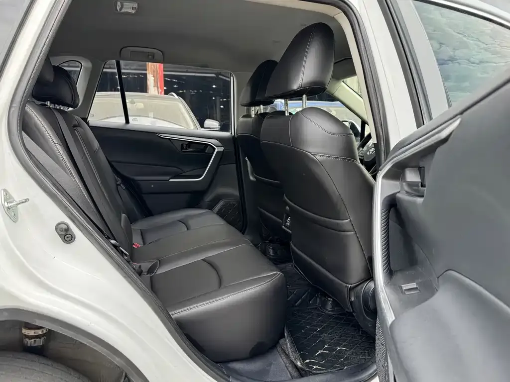 Toyota RAV4 2023 из CN, фото 6