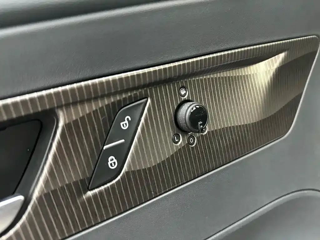 Hongqi E-QM5 — фото 10