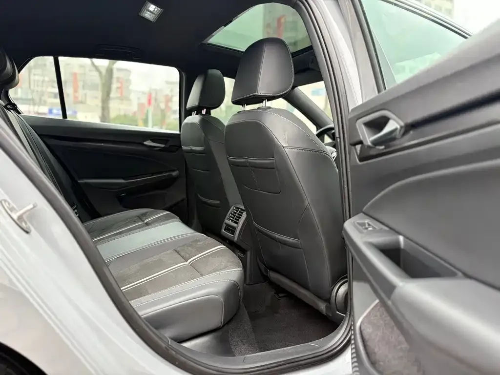 Volkswagen Golf 2023 из CN, фото 5