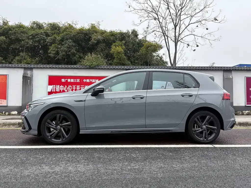 Volkswagen Golf 2023 из CN, фото 2