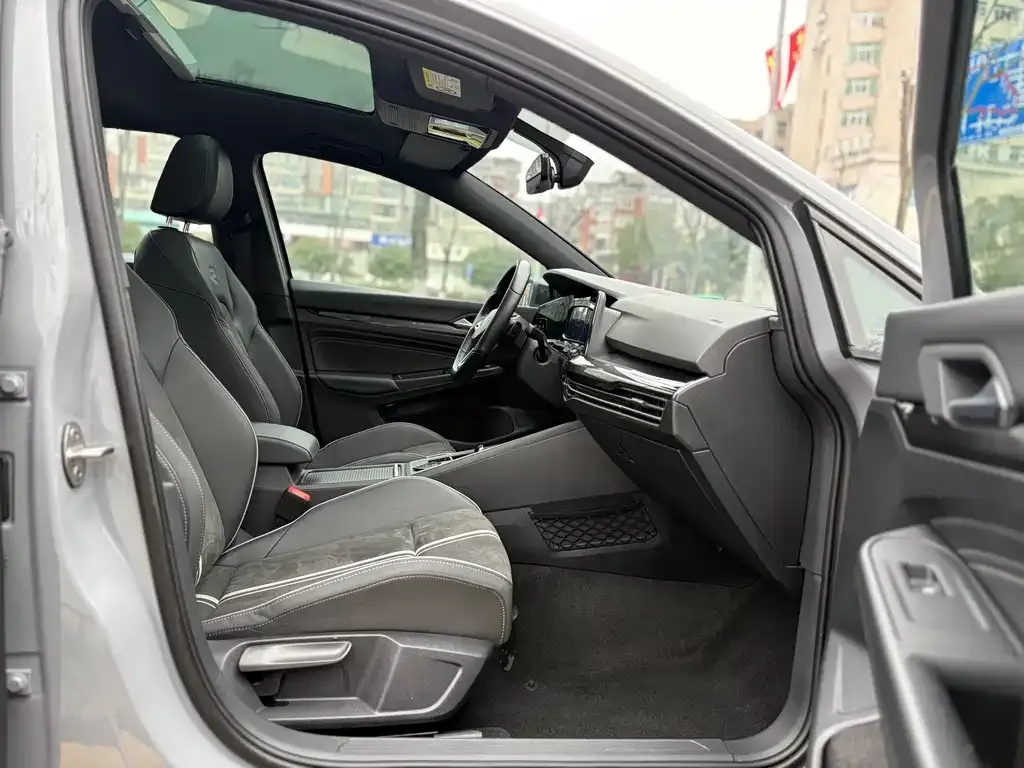 Volkswagen Golf 2023 из CN, фото 4