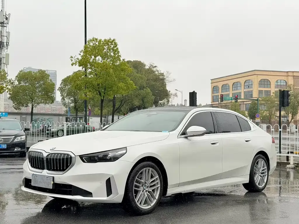 BMW 5 Series — фото 1