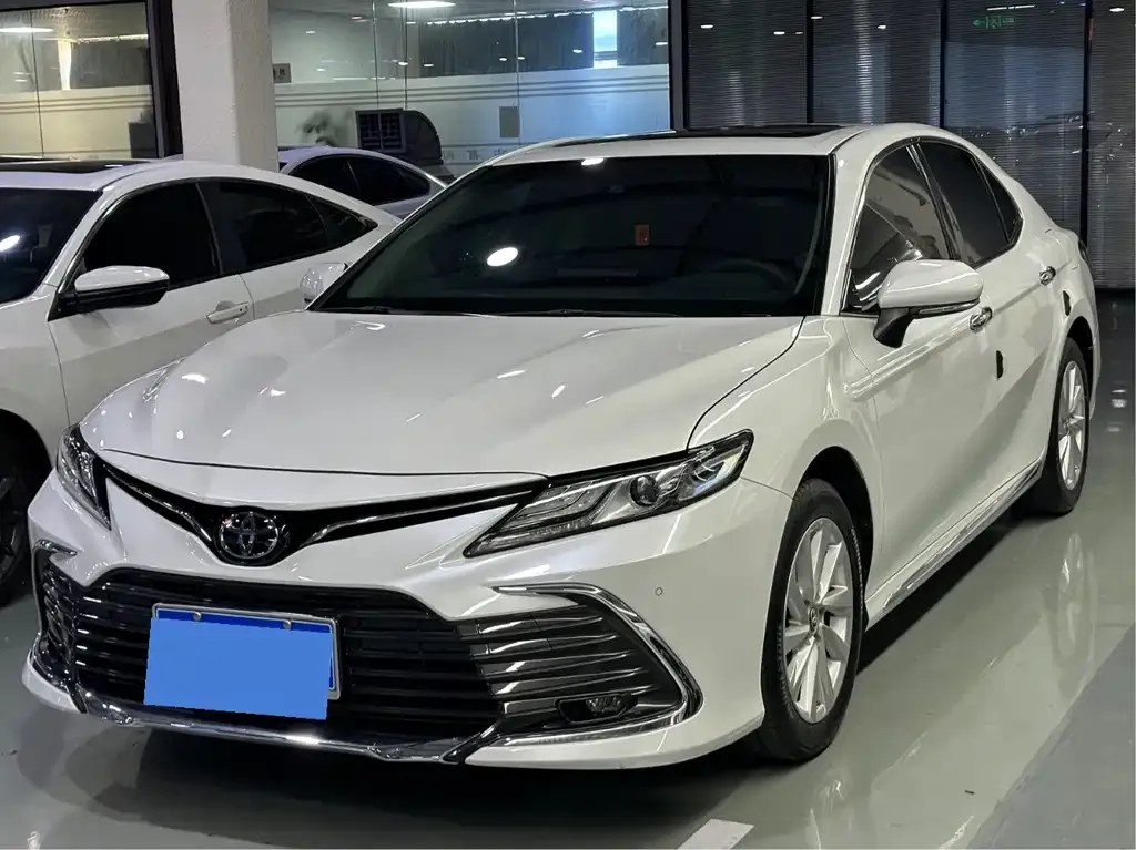 Toyota Camry — фото 1